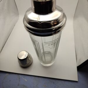1930s Art Deco Cocktail Shaker. Clean Design,  Great Condition, All Etched Glass